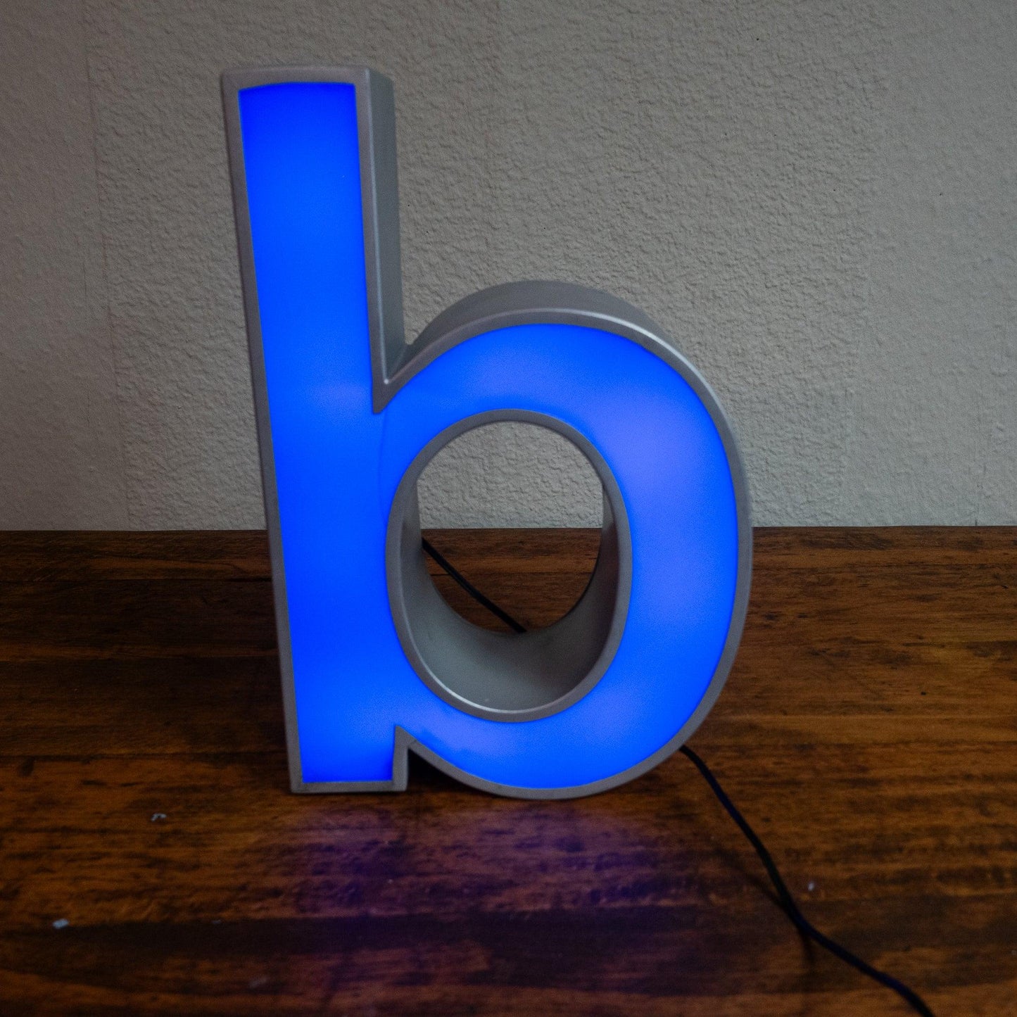 Blauer Leuchtbuchstabe Leuchtreklame "a" mit LED und Stecker