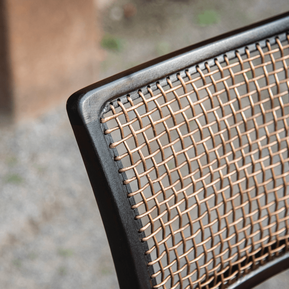 Stuhl mit verwobenen Lederschnüren