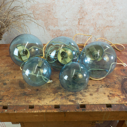 Fünfer-Set Kugelleuchten aus bläulichem Glas und Gold - Esther-Ollick.shop