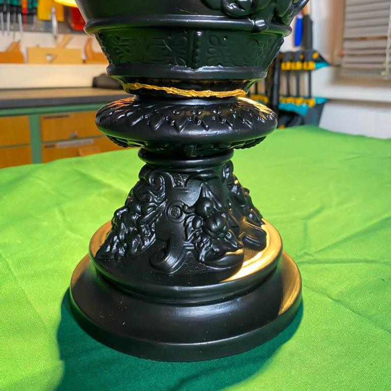 "Upgecyclete Vase im "Kintsugi-Stil" aus den Händlerstücken 2023