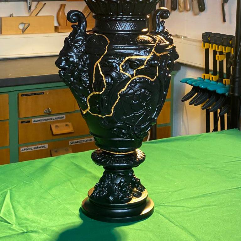 "Upgecyclete Vase im "Kintsugi-Stil" aus den Händlerstücken 2023 - Esther-Ollick.shop