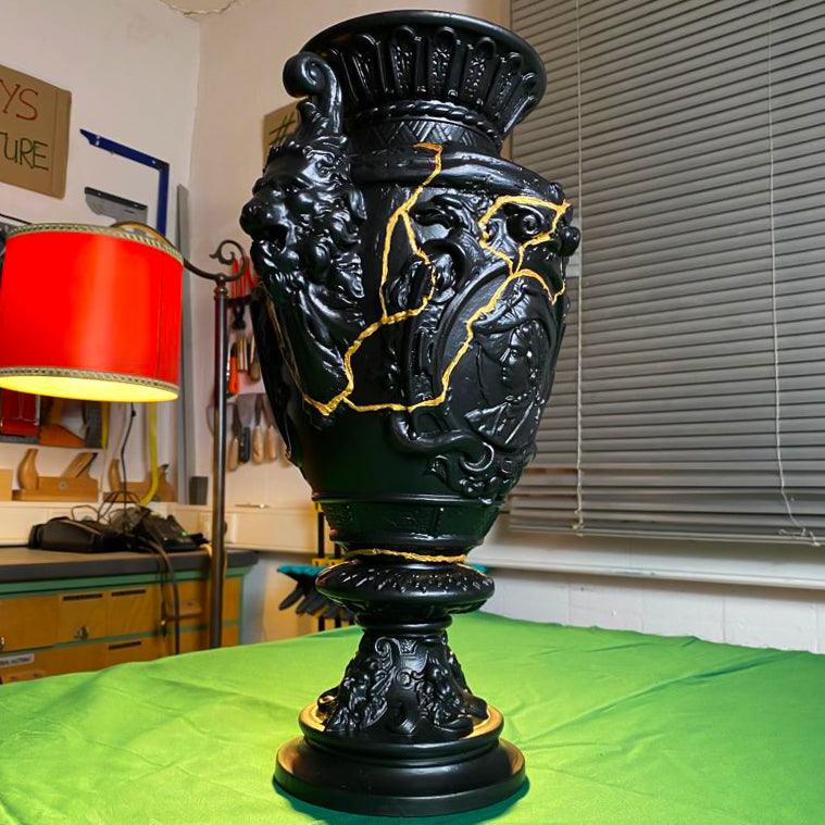 "Upgecyclete Vase im "Kintsugi-Stil" aus den Händlerstücken 2023 - Esther-Ollick.shop