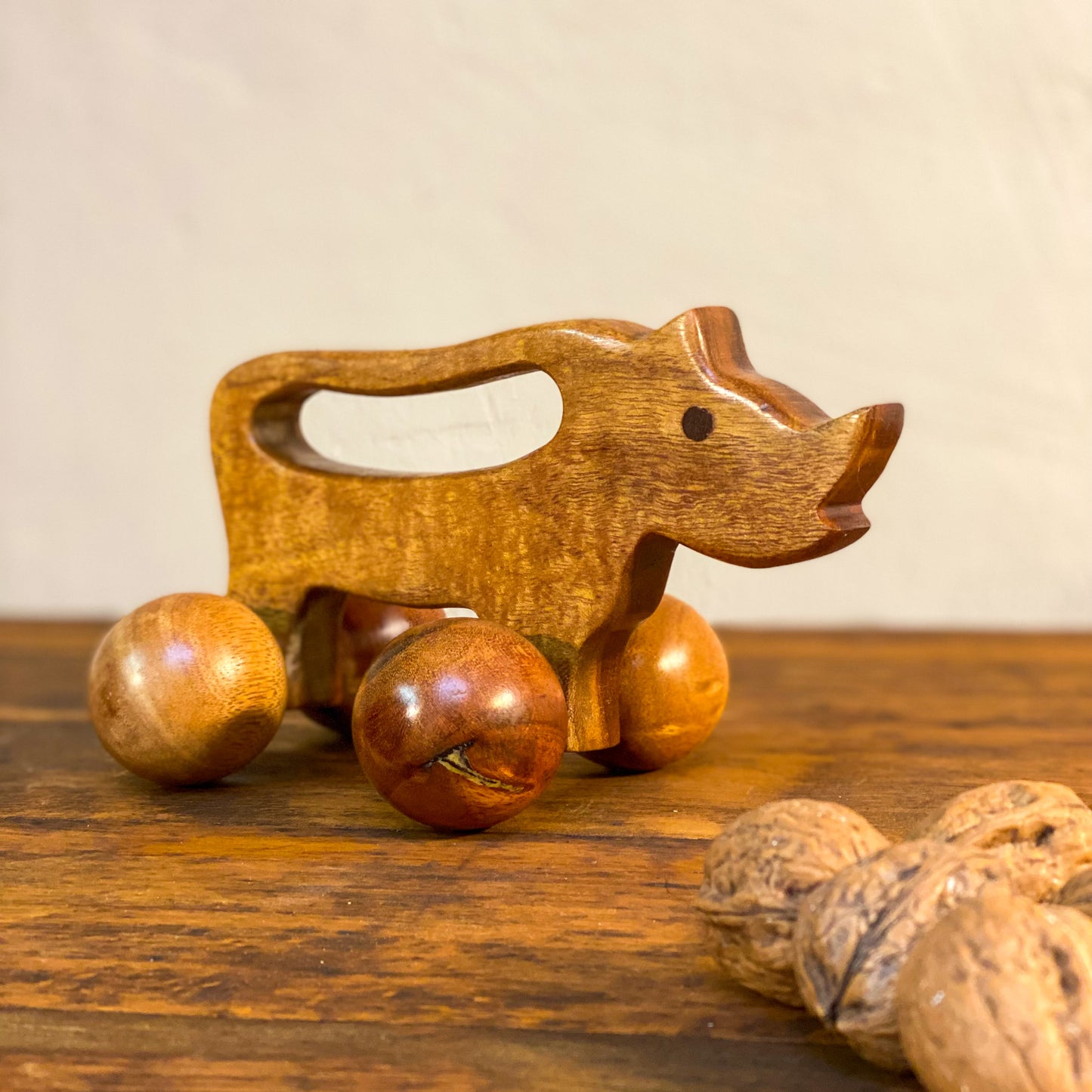 Vintage Nashorn auf Rädern, Schiebespielzeug aus Teakholz - Esther-Ollick.shop