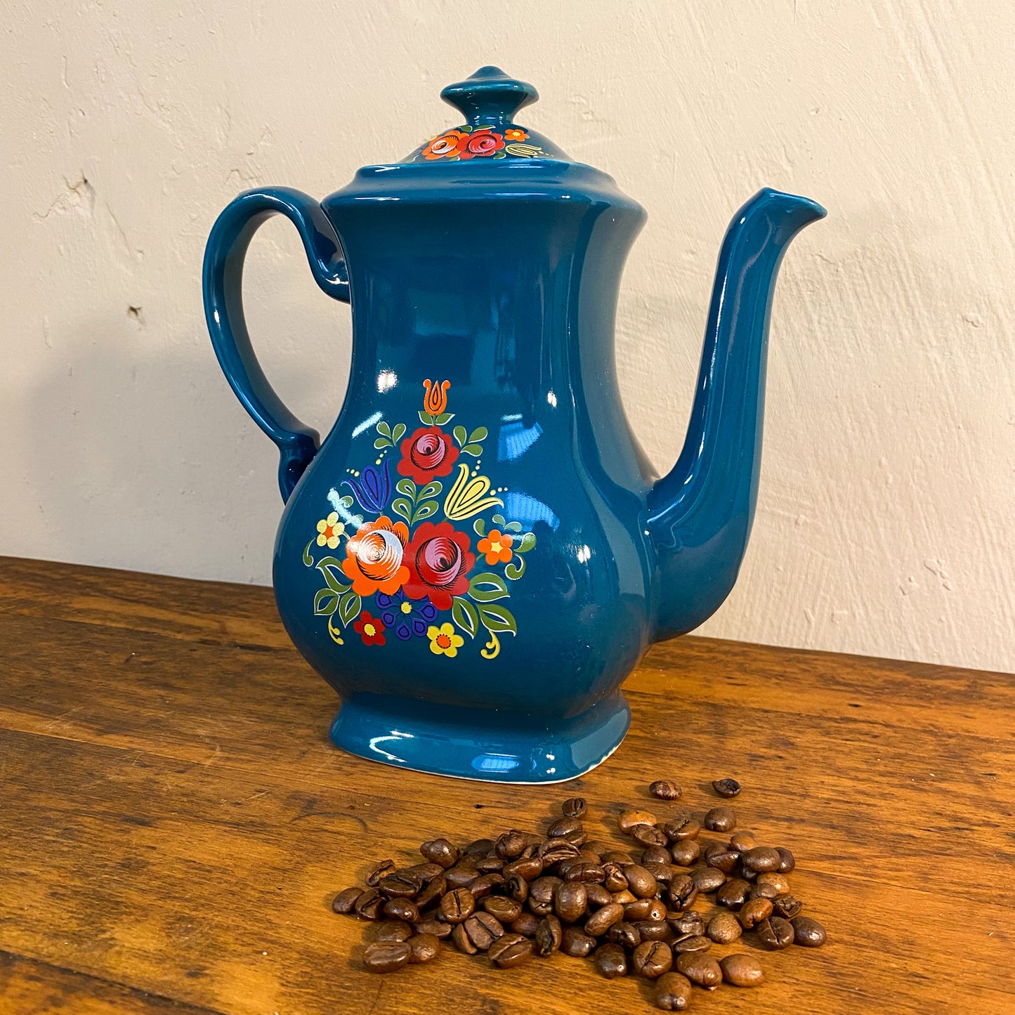 Hübsche Folklore Kaffeekanne in Petrol mit bunten Blumen