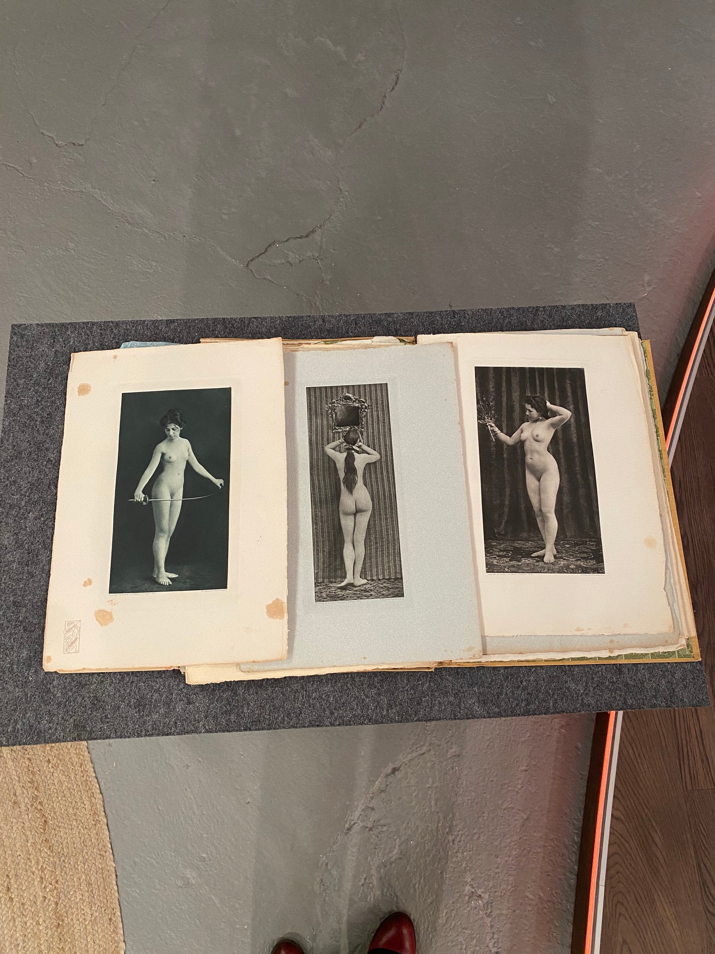 "Ohne Mode" - 20 weibliche Aktstudien, 1902, H. Cyenis - jetzt gerahmt - aus Bares für Rares vom 25.09.2023
