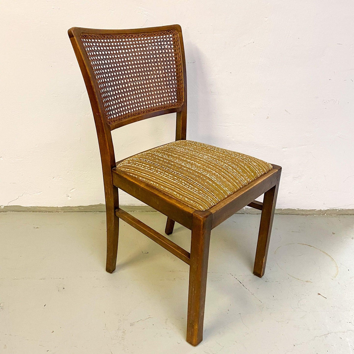 Stuhl mit verwobenen Lederschnüren