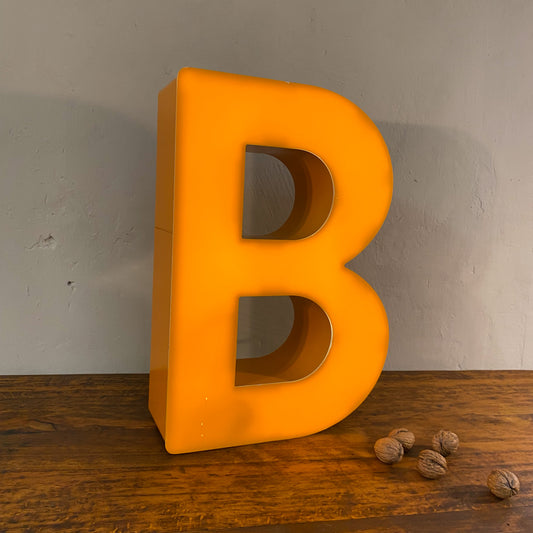 "Dickes B" Leuchtbuchstabe Neonreklame in Orangegelb, modern